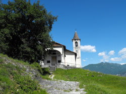 L'église de San Martino (475 m) | Excursion de Griante au Sasso (Rocher) de San Martino