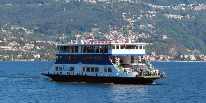 Ferries sur le lac de Côme
